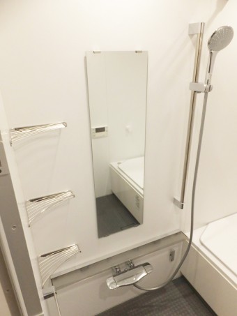 広々とした浴槽と壁のアクセントで、癒しの空間に 広々とした浴槽と壁のアクセントで、癒しの空間に